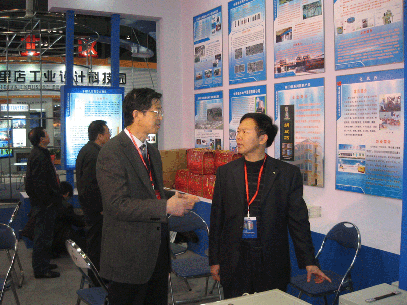 重慶高交會上，貴州省科技廳黨組成員、副廳長茍渝新和本公司總經理親切交談